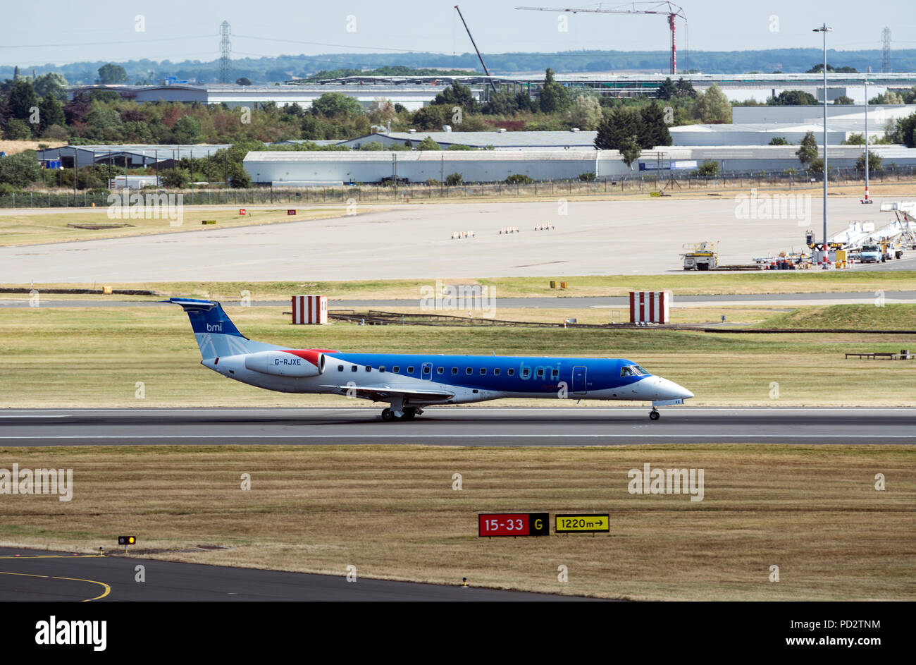 Bmi Regional Embraer ERJ-145EP à l'atterrissage à l'aéroport de Birmingham, UK (G-RJXE) Banque D'Images