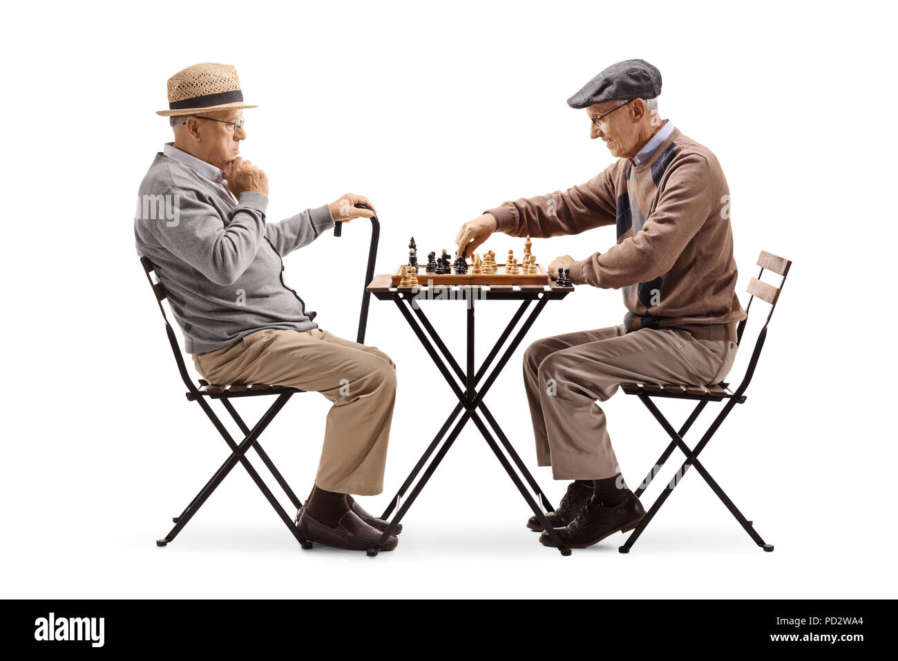 Les personnes âgées à jouer un jeu d'échecs isolé sur fond blanc Banque D'Images
