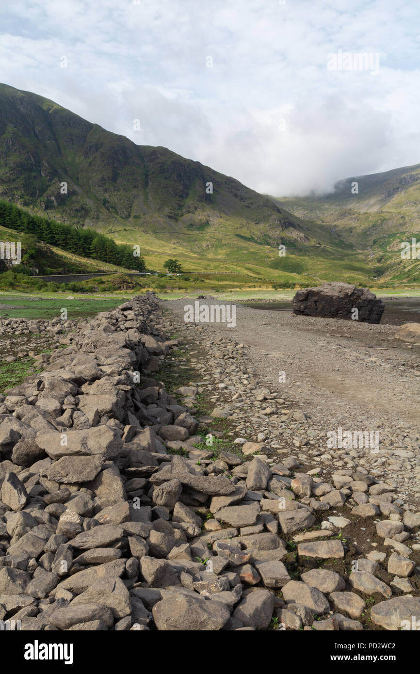 Au niveau de l'eau faible Haweswater révèle le reste de vert Mardale Banque D'Images