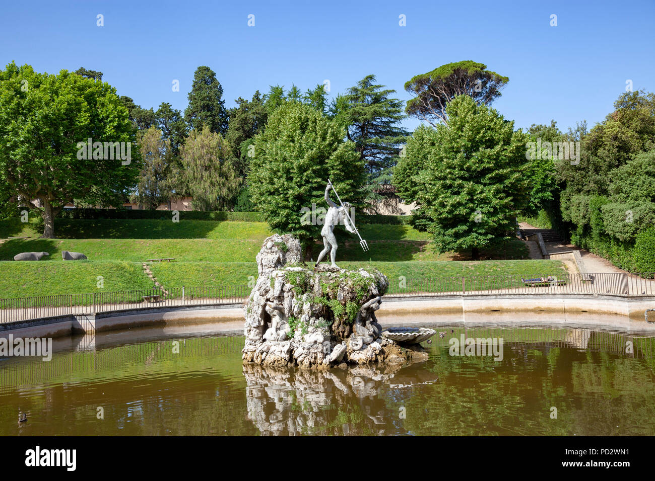 La "Fontaine de Neptune' siècle XVI ème, dans les jardins de Boboli à Florence. Elle est ornée d'une statue en bronze de l'armée de Dieu d'un trident. Banque D'Images