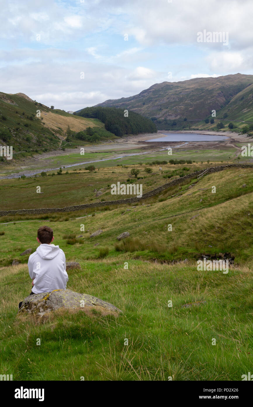 Au niveau de l'eau faible Haweswater révèle le reste de vert Mardale Banque D'Images