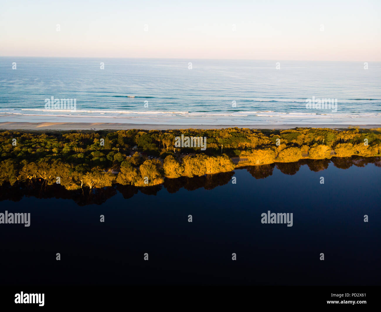 Lake Ainsworth derrière la plage à Lennox Head Banque D'Images