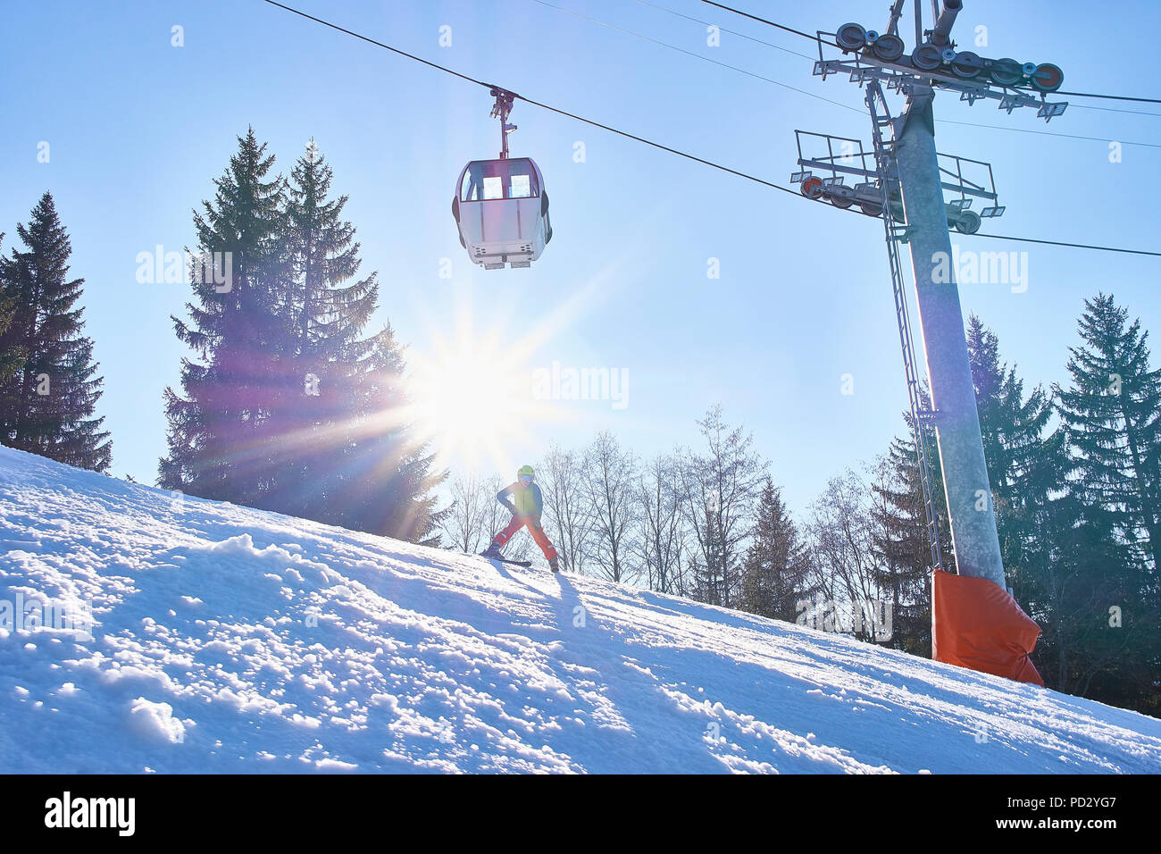 La skieuse de l'enfant en vertu de l'article cable car, Lauenen, Valais, Suisse Banque D'Images