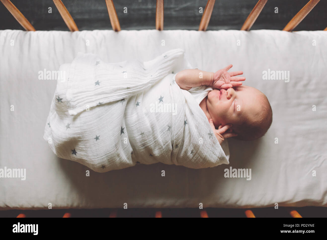 Bébé nouveau-né emmailloté dans lit bébé garçon, overhead view Banque D'Images