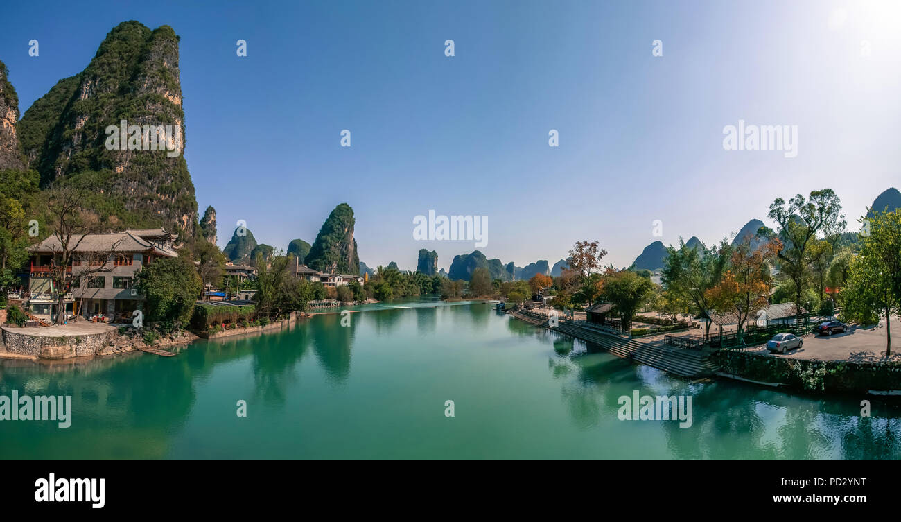 Rivière et Guilin Sugarloaf, Yangshuo, Guangxi, Chine Banque D'Images