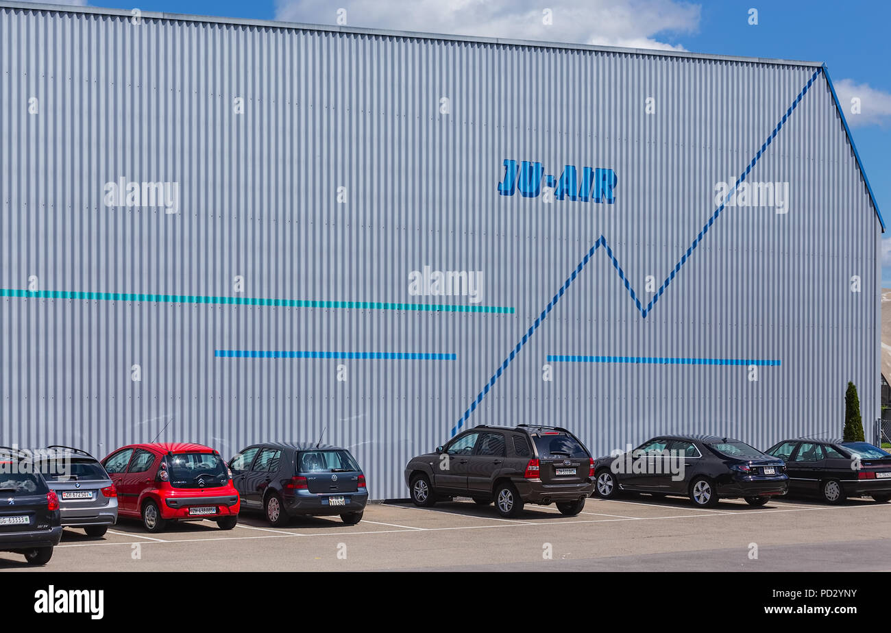 Ouranoupolis, Suisse - le 6 mai 2015 : voitures garées à un hangar portant le signe de la ju-AIR Company à l'aéroport de Parry Sound. JU-AIR est une entreprise suisse o Banque D'Images