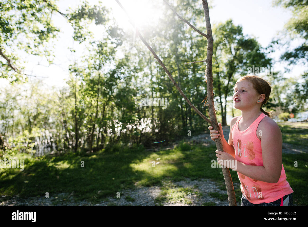 Girl exploration avec stick, Kingston, Canada Banque D'Images