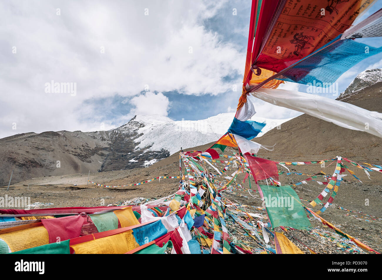 Les drapeaux sur Mantra, montagne, Gyantsé Xizang, Chine Banque D'Images