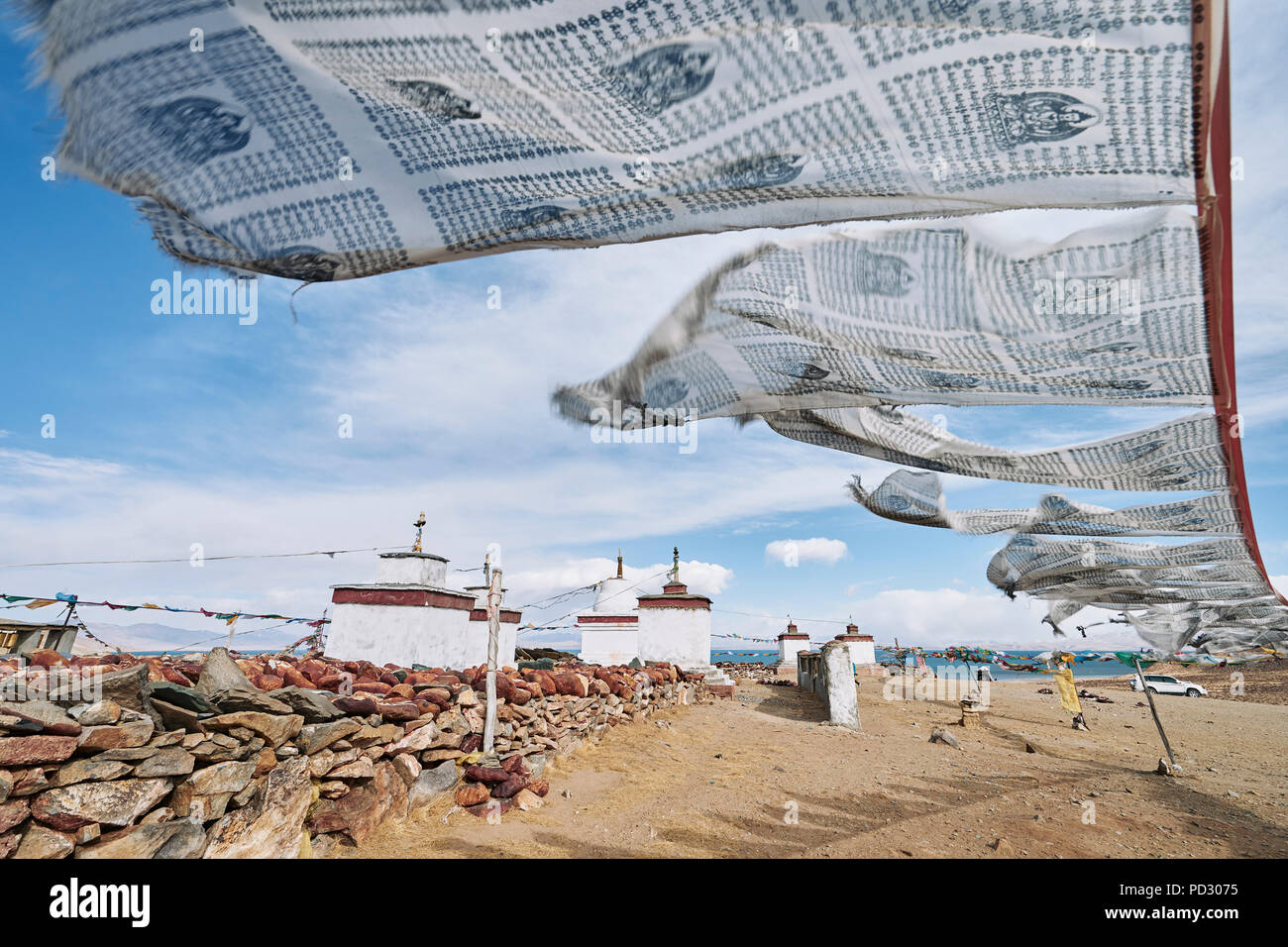 Mantra les drapeaux sur la plage, Burang, Xizang, Chine Banque D'Images