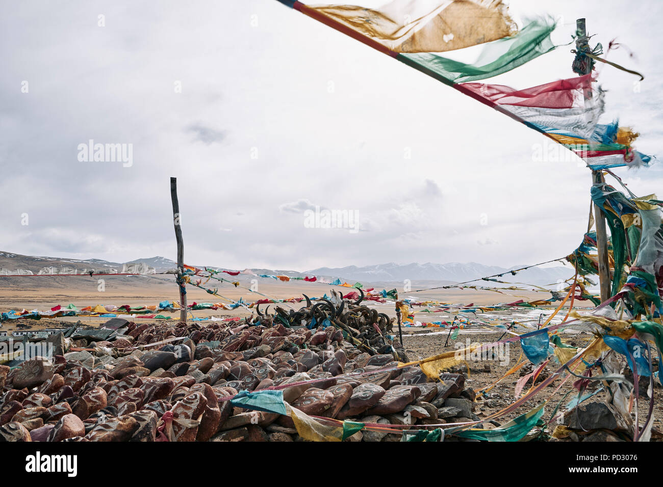 Mantra les drapeaux sur la plage, Burang, Xizang, Chine Banque D'Images