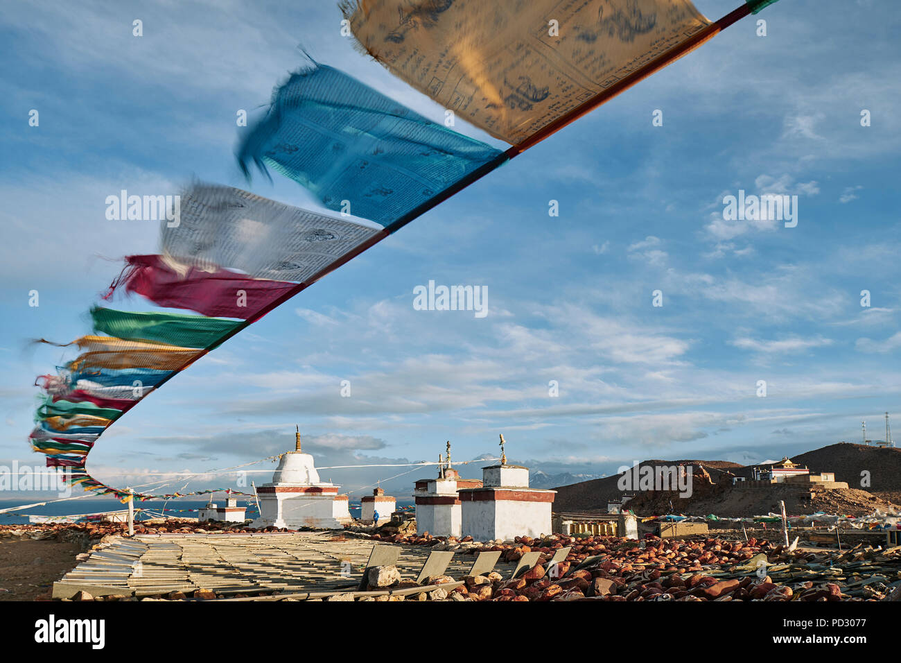 Mantra les drapeaux sur la plage, Burang, Xizang, Chine Banque D'Images