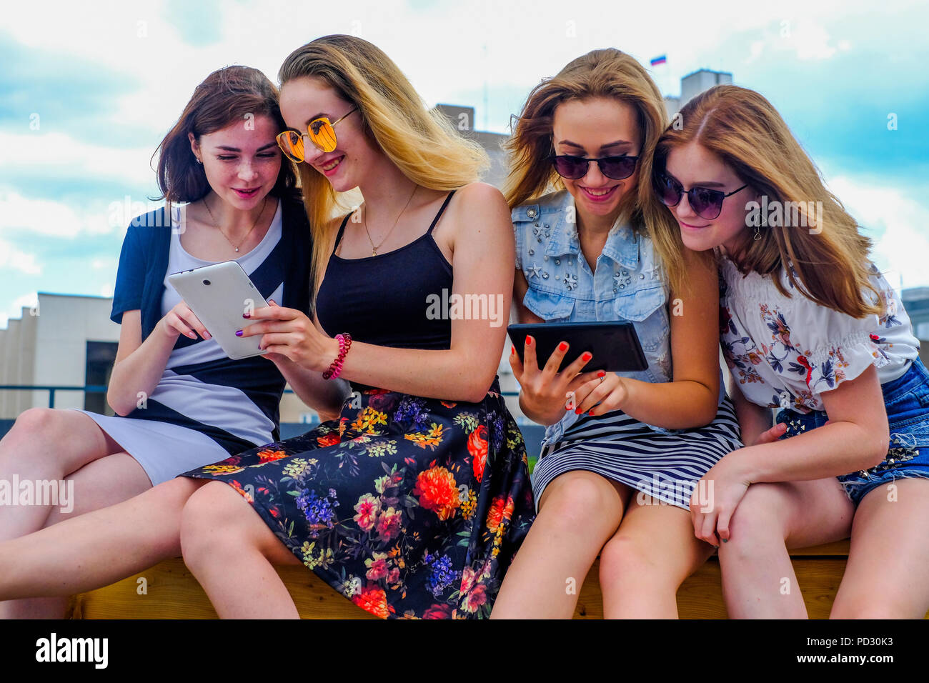 Les amis en vacances using digital tablet Banque D'Images