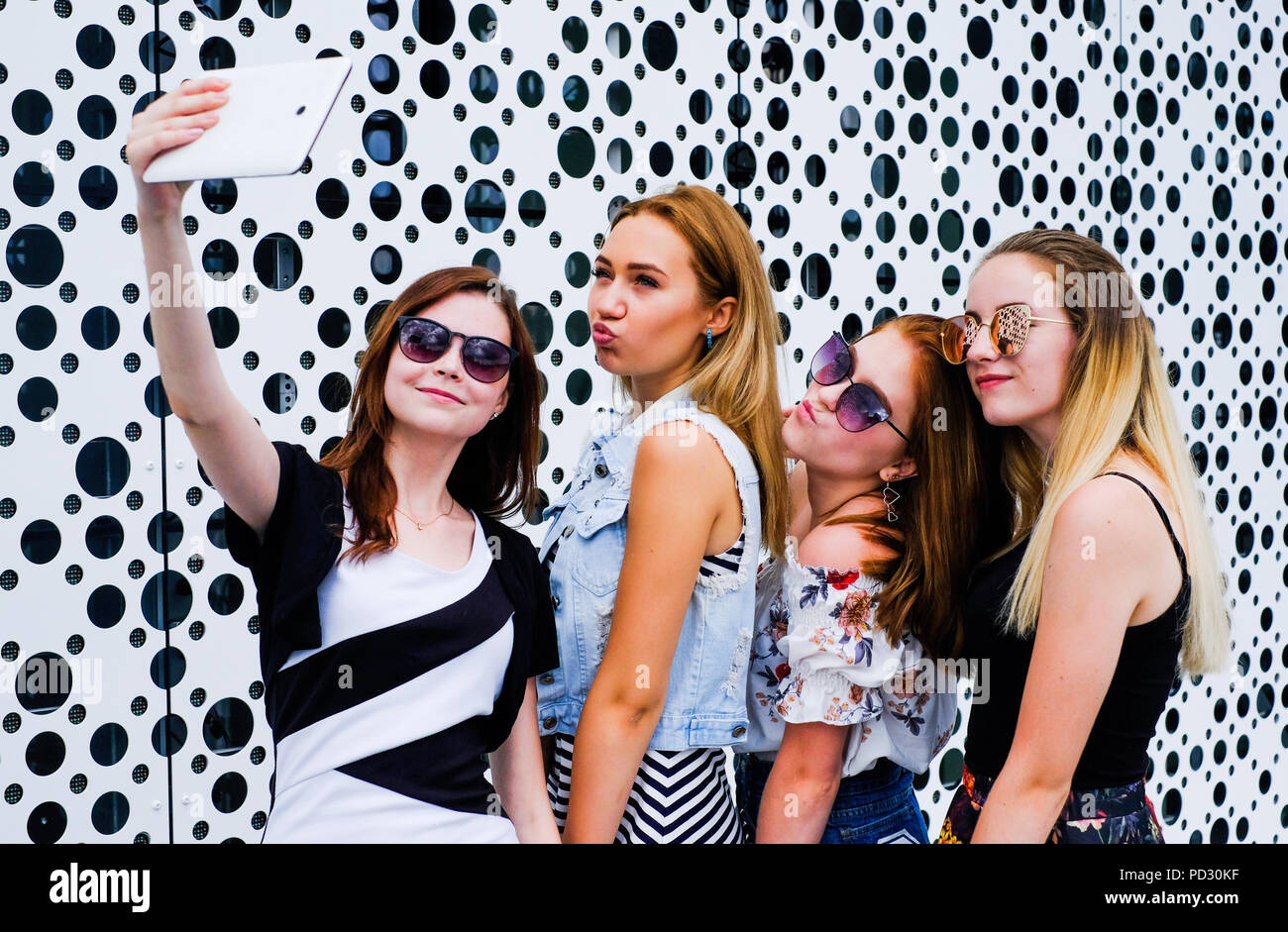 Friends with digital tablet selfies, écran en arrière-plan Banque D'Images