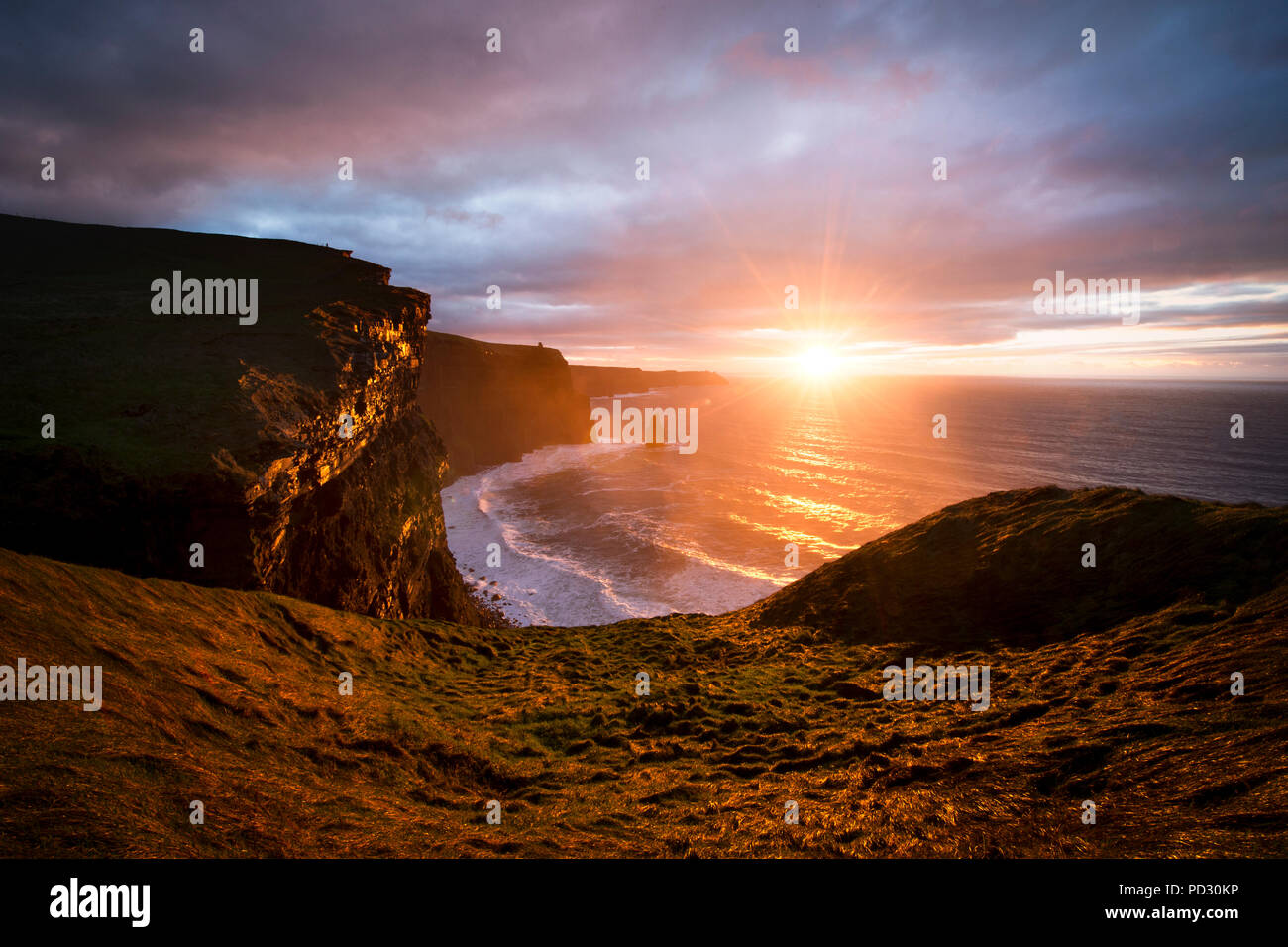Les falaises de Moher au coucher du soleil, Doolin, Clare, Irlande Banque D'Images