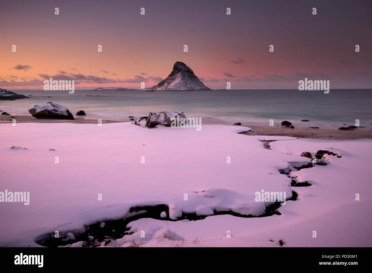 Coucher du soleil d'hiver sur l'île de macareux, Andenes, Nordland, Norvège Banque D'Images