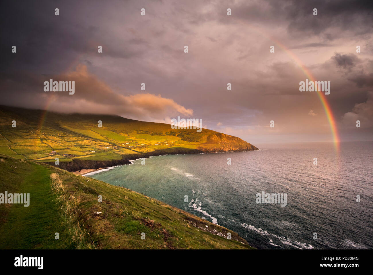Vue panoramique de Coumeenole Beach avec rainbow, Slea Head Drive, Dingle, Kerry, Irlande Banque D'Images