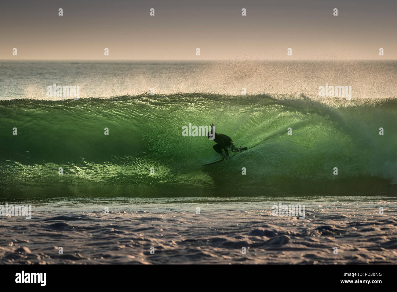 Surf surfer sur la vague de l'assiette au beurre, l'île du Crabe, Doolin, Clare, Irlande Banque D'Images