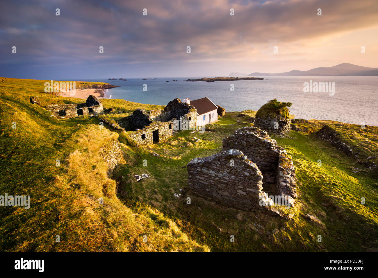 Ruines du village sur une grande île Blasket, Dingle, Kerry, Irlande Banque D'Images