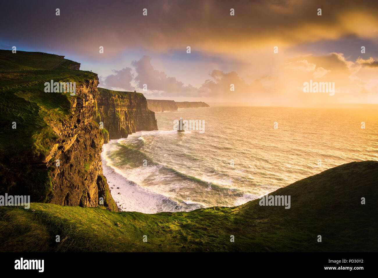 Les falaises de Moher au coucher du soleil, Doolin, Clare, Irlande Banque D'Images