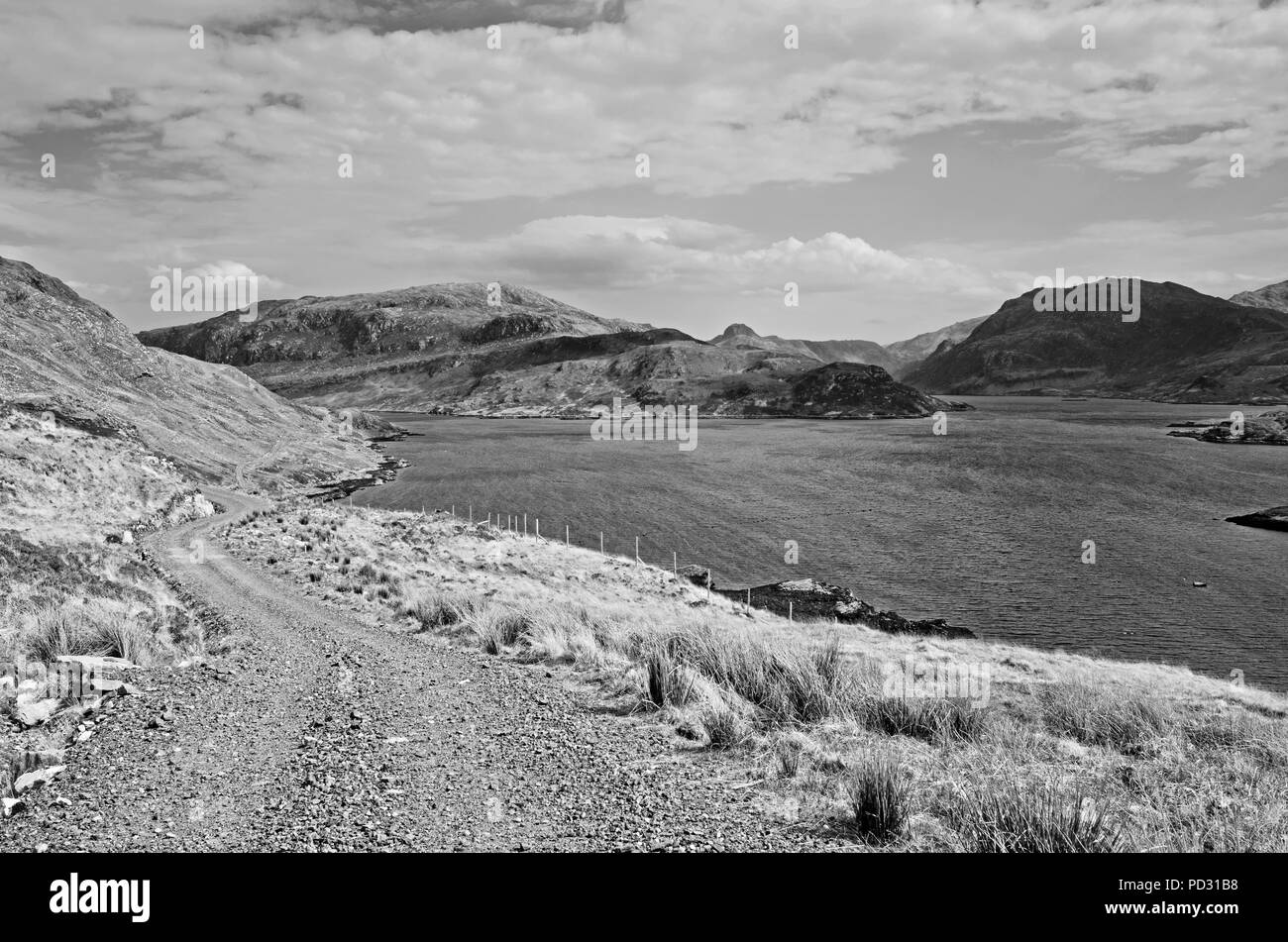 Piste pierreuse rugueux sur coteau, près de Loch Glendhu, Kylestrome, Sutherland, les Highlands écossais, la pile de Glencoul visible sur l'horizon. L'Écosse au Royaume-Uni. Banque D'Images