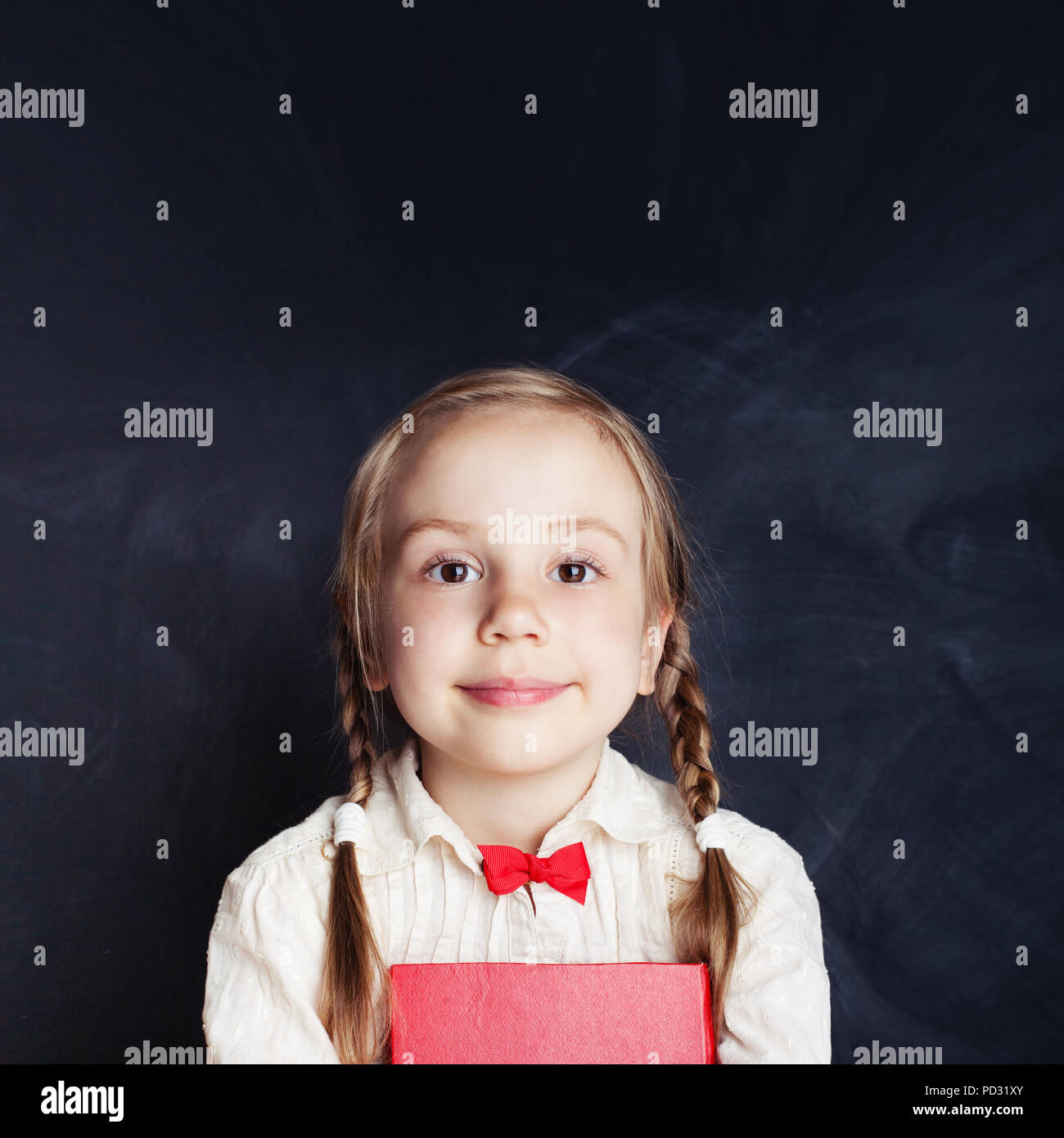 Portrait petite fille joyeuse. Bel enfant sur fond noir vide with copy space Banque D'Images