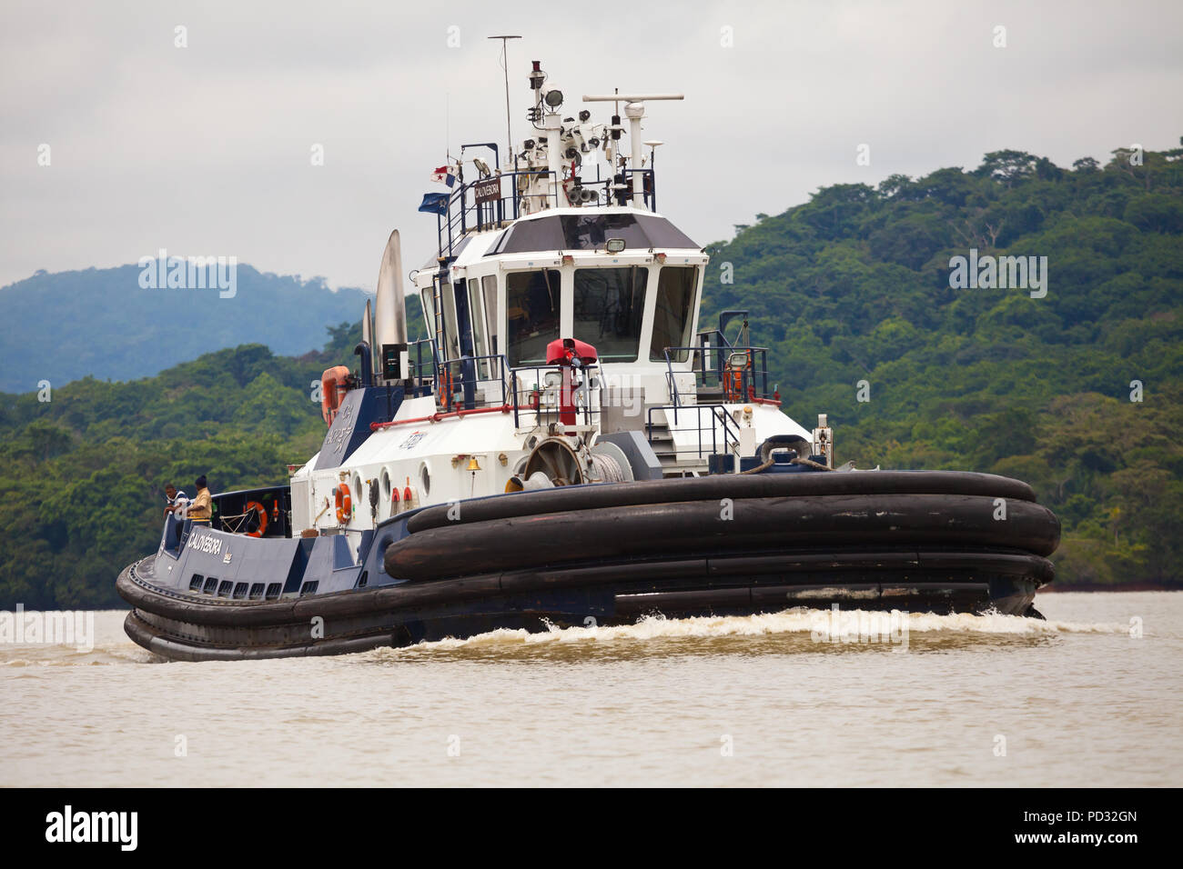Remorqueur sur le Canal de Panama, le lac Gatun, République du Panama. Banque D'Images