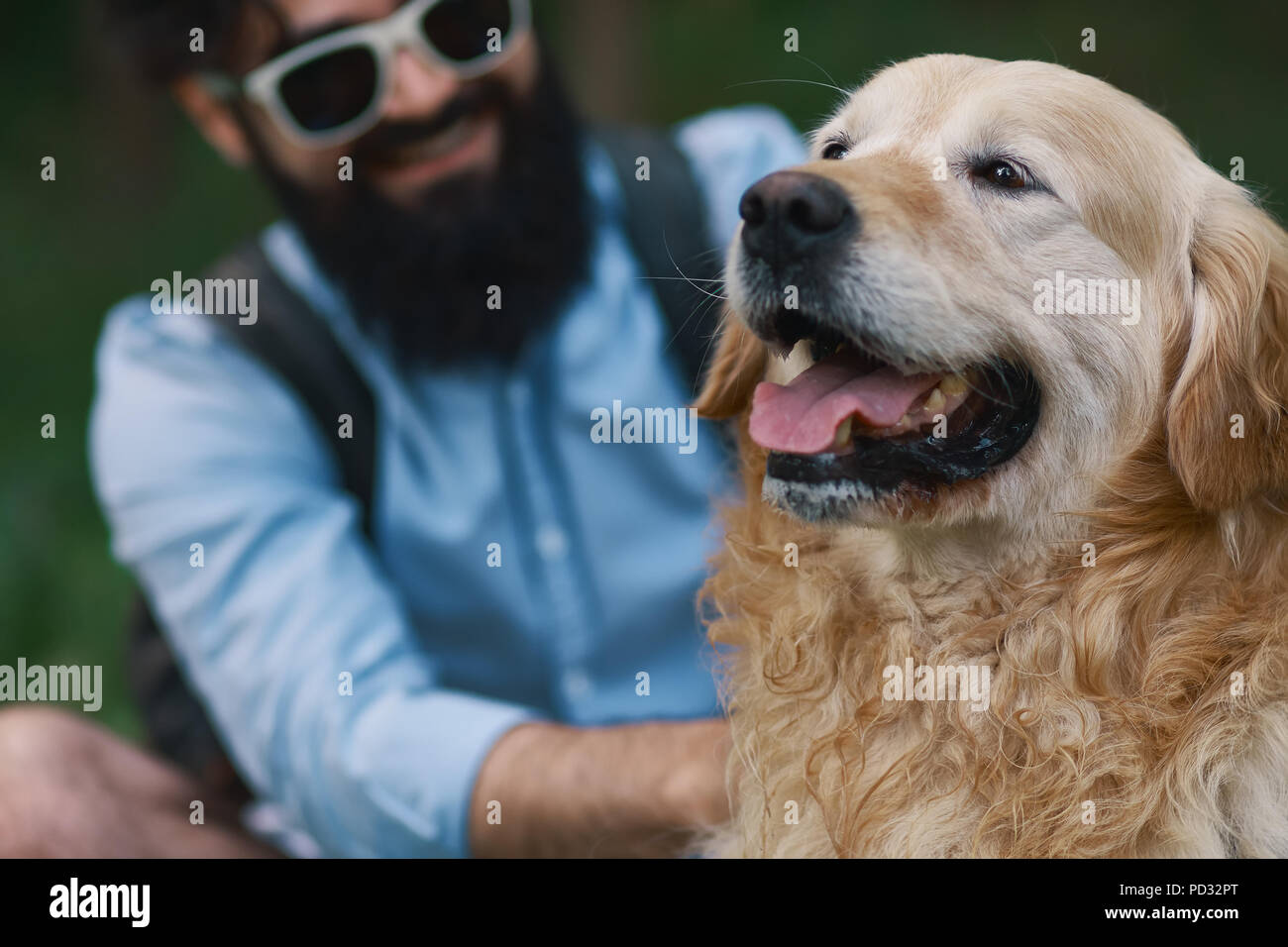 Le Chien Et Son Maître Chien Cool Et Jeune Homme Samusant