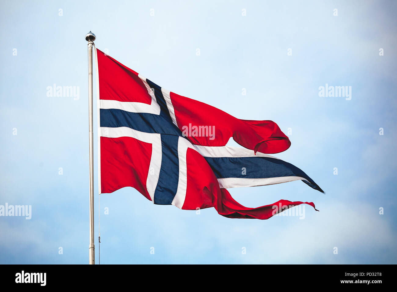 Drapeau civil de la Norvège forme sur fond de ciel nuageux Banque D'Images