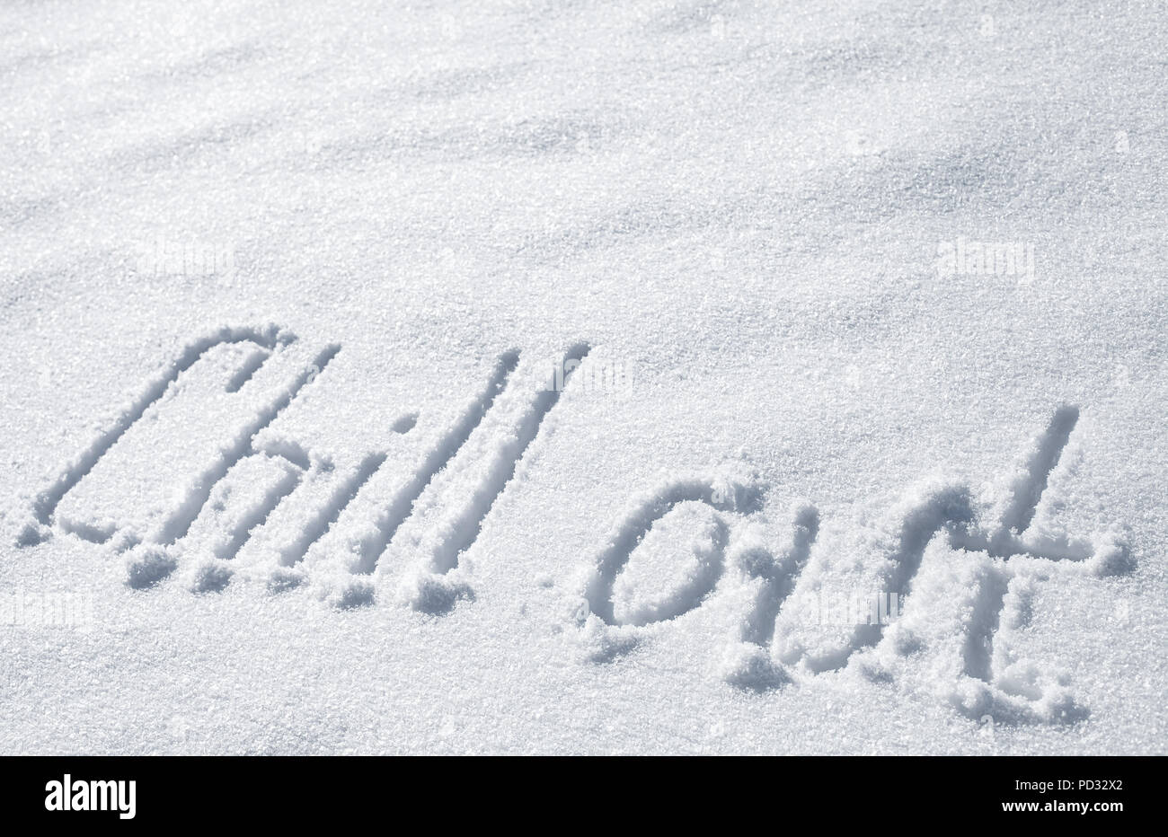 Chill out. Texte dessiné à la main sur la neige fraîche Banque D'Images