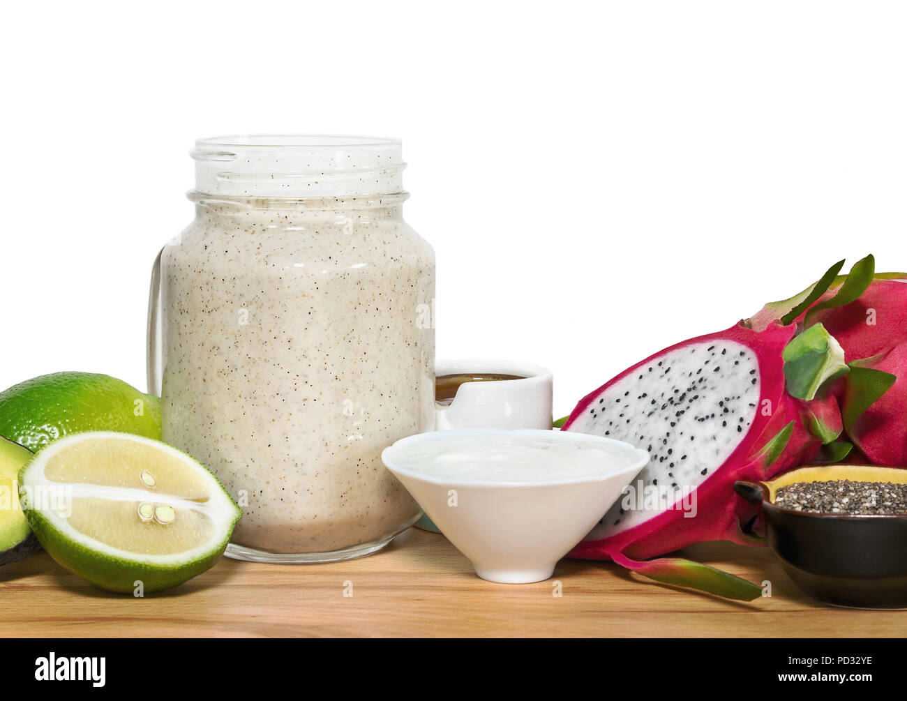 Ingridientes smoothies pour l'énergie avec un pot Mason sur une planche à découper en bois avec un fond blanc. Comme Ingridientes : yaourt, avocat. Banque D'Images Ingridientes smoothies pour l'énergie avec un pot Mason sur une planche à découper en bois avec un fond blanc. Comme Ingridientes : yaourt, avocat. Banque D'Images