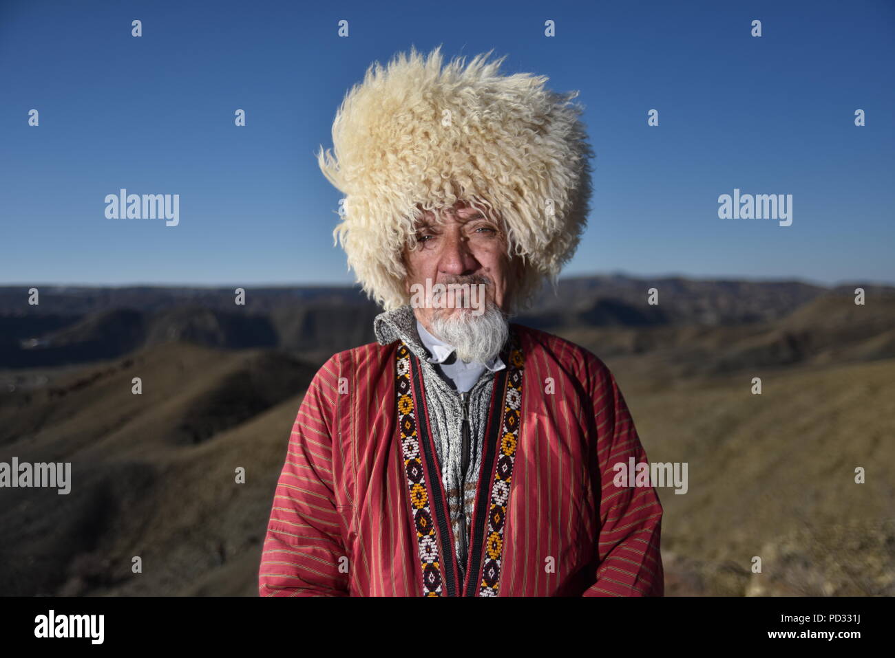 Turkmène un homme portant le costume traditionnel turkmène en raz-et-Jargalan région. L'Iran, le nord de la province de Khorasan. Banque D'Images