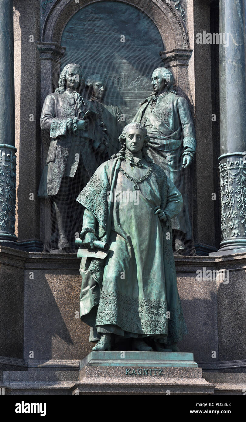Maria Theresien Platz avec une statue de Maria Theresia, Vienne, Autriche. ( Maria Theresa monument. La plus imposante œuvre d'art plastique moderne de Vienne a été créé en 13 ans (modèle 1874, l'achèvement 1887) par Caspar von Zumbusch (sculptures) et Carl von Hasenauer (bâtiment) et inauguré le 13 mai 1888, l'anniversaire de la règle. ) - ( Impératrice Romaine Sainte Reine allemande 1745 - 1765 archiduchesse d'Autriche reine de Hongrie et Croatie ). Banque D'Images