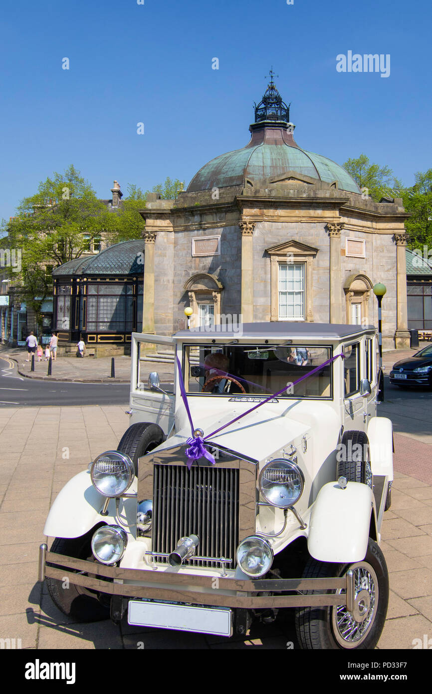 Voiture de mariage blanc vintage Rolls Royce, Valley Gardens, Harrogate, North Yorkshire, Angleterre, ROYAUME-UNI. Banque D'Images