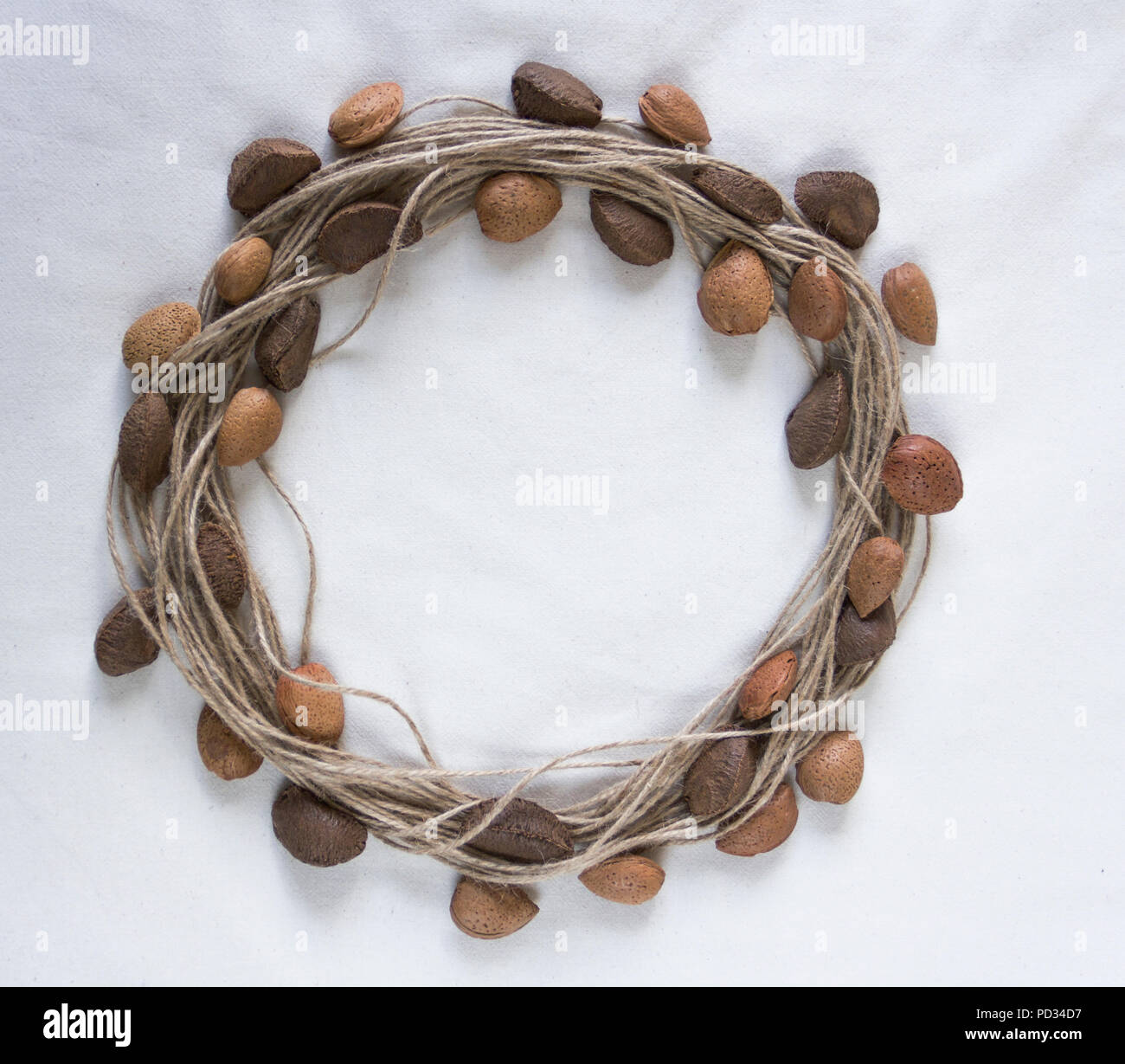 La ficelle de jute, jute, couronne, avec chaîne et amande noix du Brésil sur le coton brut fond écru tissu Banque D'Images