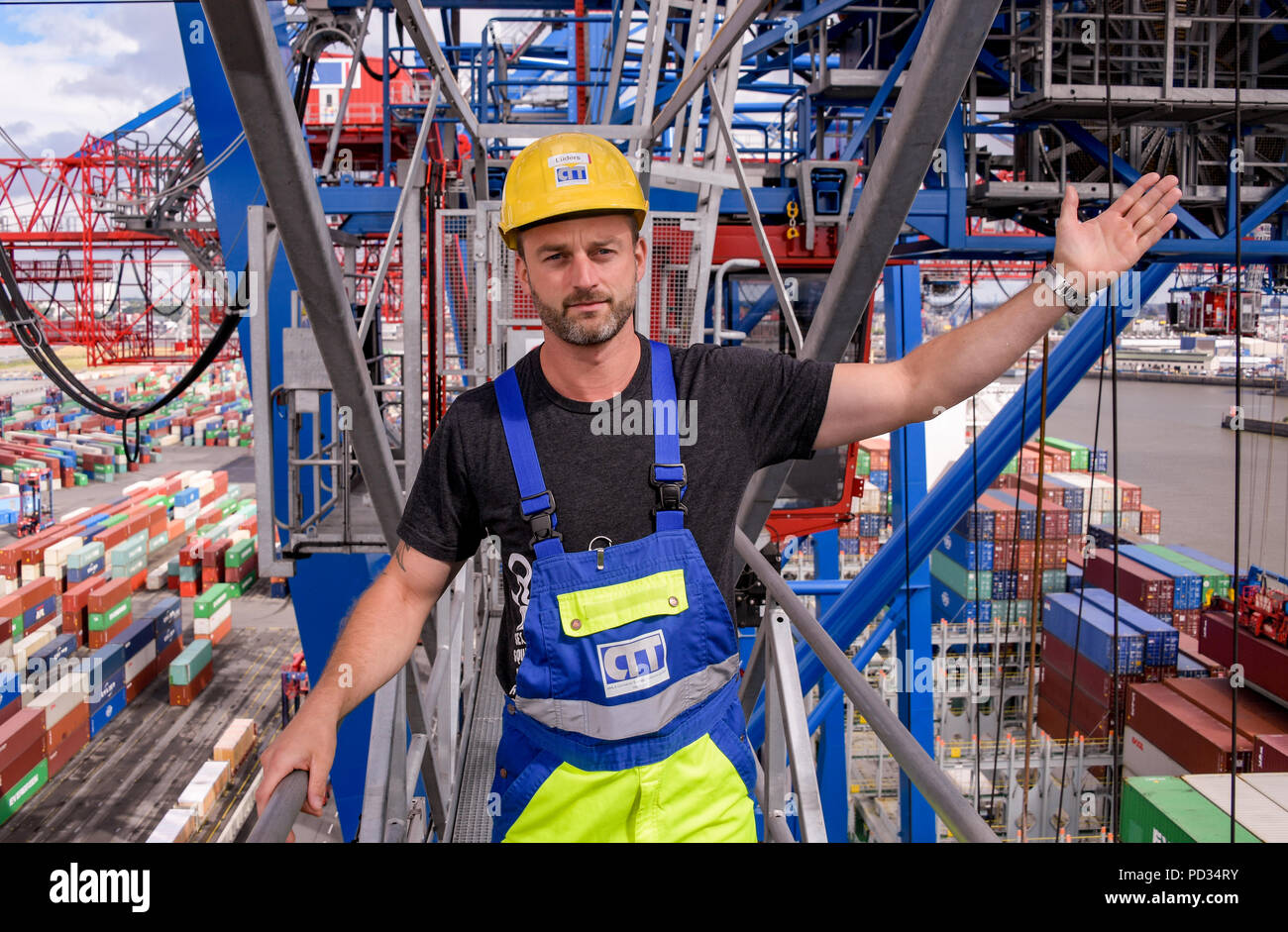 Hambourg, Allemagne. 10 juillet, 2018. Benjamin Lueders, grutier, debout devant son lieu de travail, une cabine de pilotage d'une grue à portique, 54 mètres au-dessus du sol. Axel Heimken Crédit :/dpa/Alamy Live News Banque D'Images