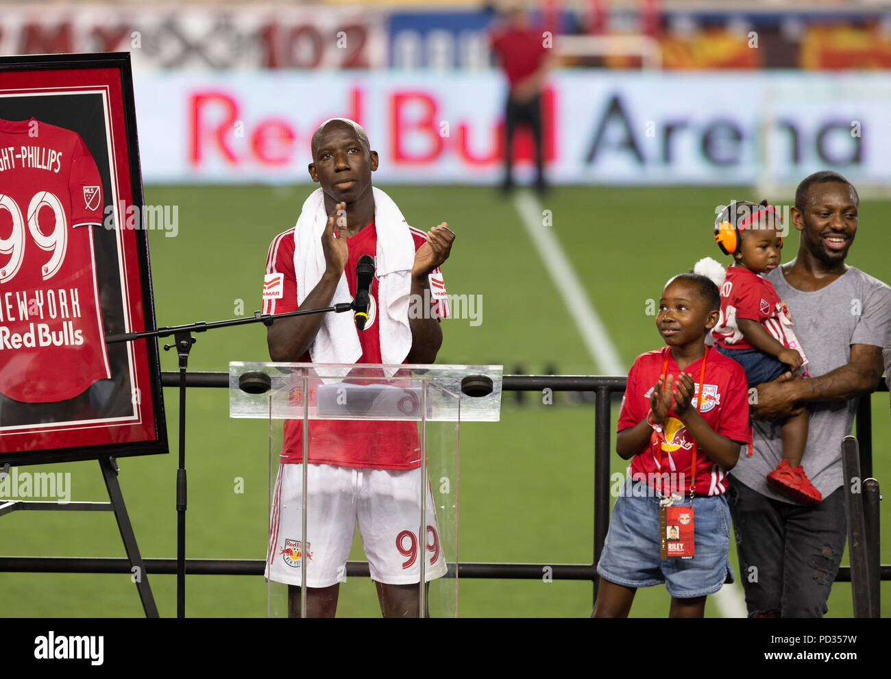 Harrison, NJ - 5 août 2018 : Bradley Wright-Phillips parle au cours de New York Red Bulls honoré Bradley Wright-Phillips plus rapide pour marquer 100 buts en MLS après match contre pour l'histoire du Red Bull Arena Red Bulls a gagné 2 - 1 Crédit : lev radin/Alamy Live News Banque D'Images