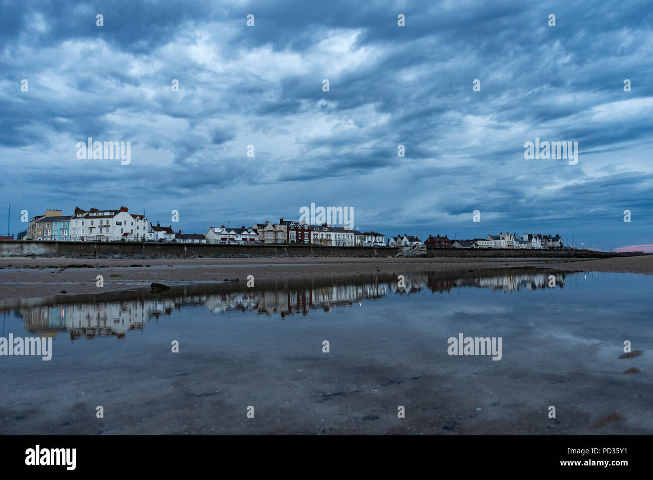 Seaton Carew, County Durham, Angleterre. United Kingdom. Un ciel mélancolique à l'ouest sur Seaton Carew sur la côte nord-est Banque D'Images