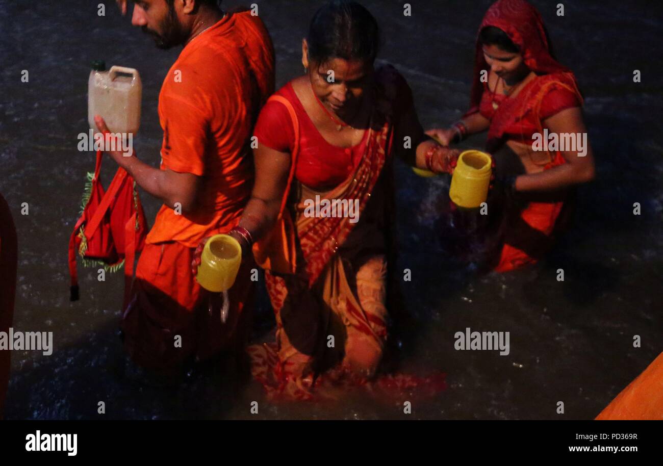 Katmandou, Népal. 6e août 2018. Les dévots hindous recueillent de l'eau sainte de la rivière Bagmati au cours du pèlerinage Bom Bol à Sudarijal, Katmandou, Népal, le 6 août 2018. Au cours de ce pèlerinage, les dévots marcher des kilomètres pieds nus avant d'offrir l'eau à la Seigneur Shiva Pashupatinath. Credit : Sunil Sharma/Xinhua/Alamy Live News Banque D'Images