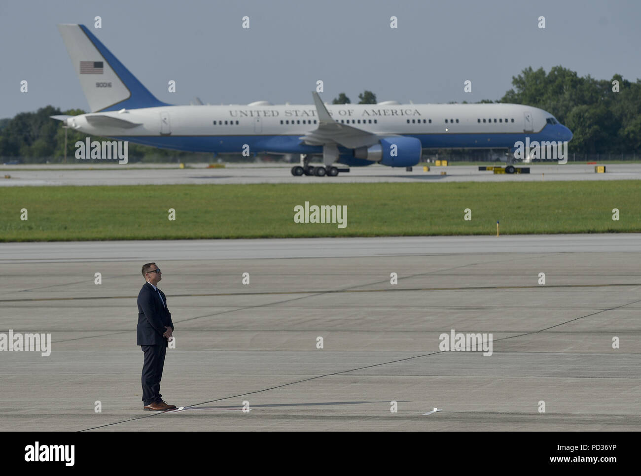 Columbus, Ohio, USA. 4 Août, 2018. Les membres du Service secret, attendez que l'Air Force One à atterrir à l'Aéroport International de Columbus de Columbus, Ohio pour assister à une manifestation en soutien du candidat républicain Balderson Troy pour le congrès. Crédit : Matthieu Hatcher SOPA/Images/ZUMA/Alamy Fil Live News Banque D'Images