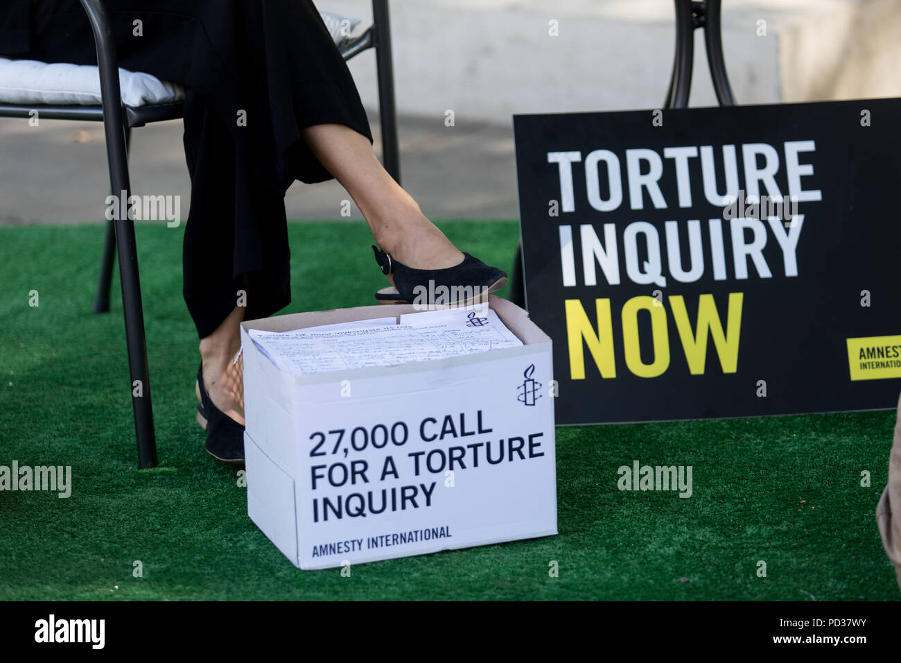 London UK, 6 août 2018. Amnesty International UK stunt. Militant à Theresa peut masquer est montré trois ignorant la torture 'victimes' dans stunt mettant en lumière l'appel des militants pour l'enquête sur la participation britannique à la torture. Immédiatement après le stunt, Amnistie, grâce, à la liberté et à l'abri de la torture a remis une pétition, forte de 27 000 à 10 Downing Street avec un appel officiel de la torture une enquête.C opyright Carol Moir/AlamyLiveNews Banque D'Images