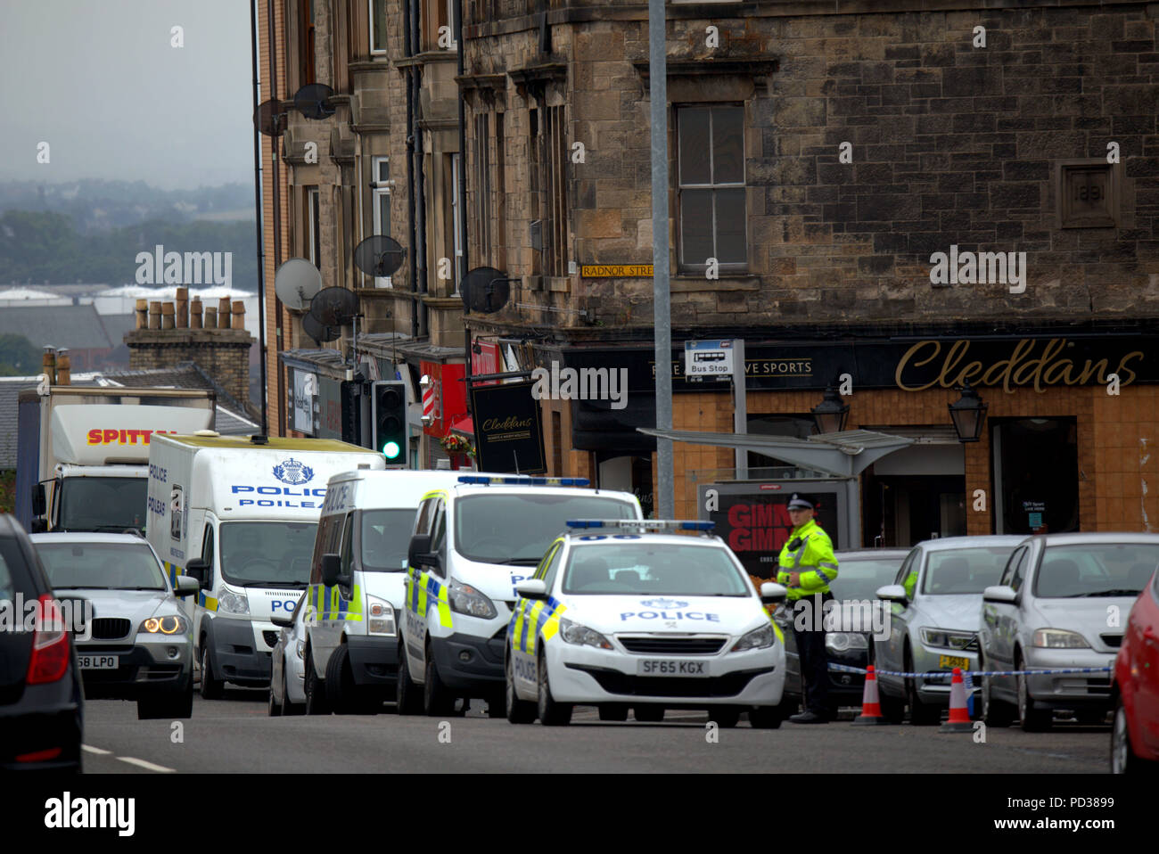 Glasgow, Écosse, Royaume-Uni 6ème Kilbowie road à Clydebank est la scène pour les derniers meurtres dans la région de Glasgow. Un homme est mort et un autre blessé en tant que police de masses est descendu sur la ville la nuit dernière pour sceller la scène comme le premier hommage floral est apparue tôt ce matin.. Gérard Ferry/Alamy news Banque D'Images