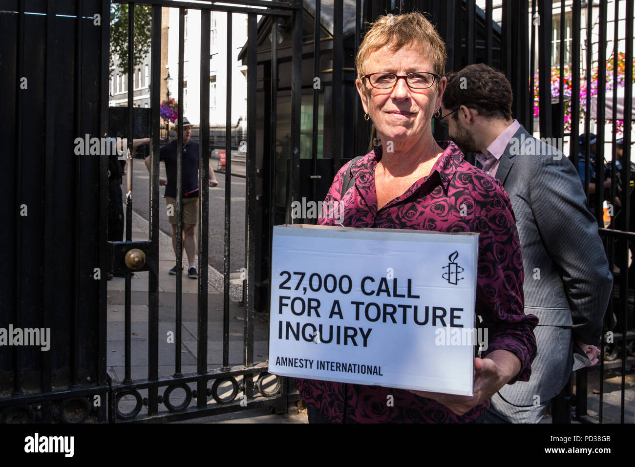 Londres, Royaume-Uni. 6 Août, 2018. Kate Allen, directrice d'Amnesty UK, se prépare à présenter une pétition au 10 Downing Street, avec Simone Abel, de sursis, Sam Grant de liberté et Sonya Sceats de liberté contre la Torture, appelant à un organisme indépendant, dirigé par le juge enquête sur l'implication du Royaume-Uni dans la torture de détenus à l'étranger. Credit : Mark Kerrison/Alamy Live News Banque D'Images