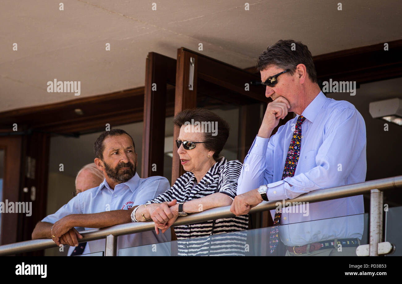 La princesse Anne visites Station de sauvetage de la RNLI Cowes 6 août 2018 avec mari Sir Tim Laurence Banque D'Images