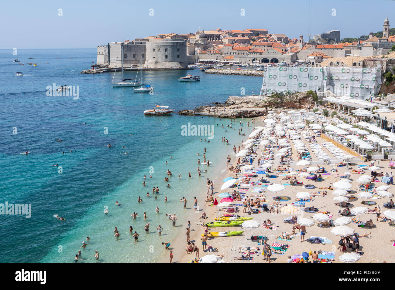 Dubrovnik, Croatie. 6e août 2018. Les gens se rafraîchir à la plage de Banje à Dubrovnik, en Croatie, le 6 août 2018. La Croatie connaît actuellement des températures élevées comme une vague continue à travers l'Europe. Credit : Grgo Jelavic/Xinhua/Alamy Live News Banque D'Images