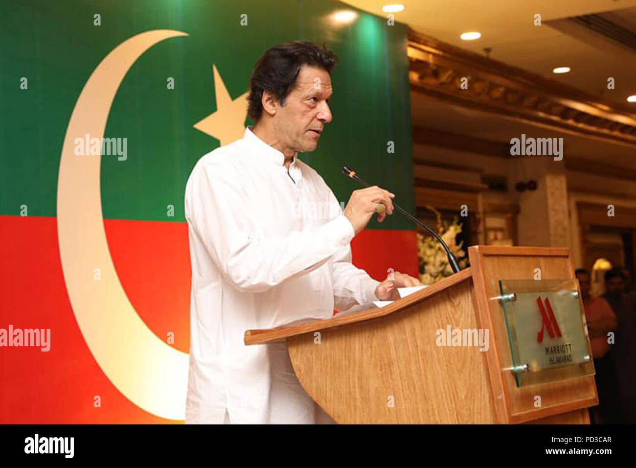 Islamabad, Pakistan. 6e août 2018. Imran Khan, président du Pakistan Tehreek-e-Insaf (PTI), parti parle pendant un événement à Islamabad, capitale du Pakistan, le 6 août 2018. Le Pakistan Tehreek-e-Insaf (PTI), ou le mouvement pour la justice, le lundi officiellement soumis son chef d'Imran Khan en tant que candidat pour le bureau du premier ministre, a déclaré que les fonctionnaires du parti. Credit : PTI/Xinhua/Alamy Live News Banque D'Images