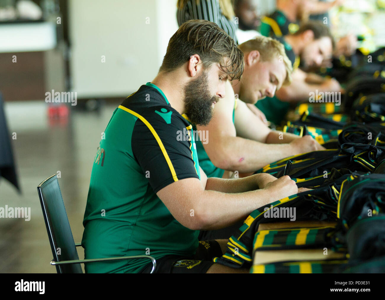 Northampton, Royaume-Uni. 6 août 2018. (L-R) François Van Wyk et David Ribbans de Northampton Saints au cours d'une séance de dédicace à la chemise contenu remise à jour Franklin's Gardens. Andrew Taylor/Alamy Live News Banque D'Images