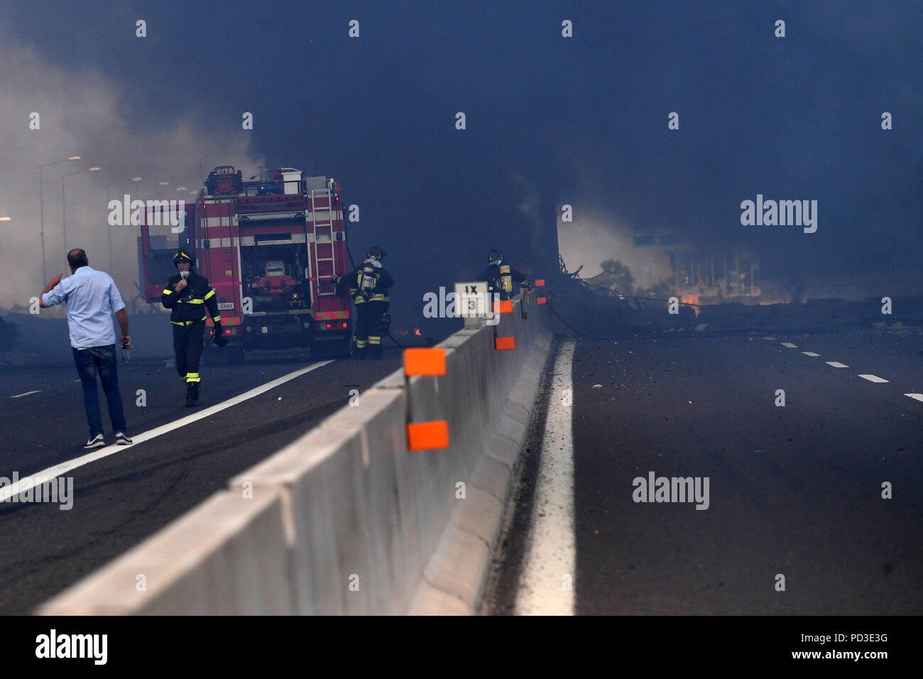 Bologne, Italie. 6e août 2018. Les pompiers travaillent après une explosion à Bologne, Italie, le 6 août 2018. Deux personnes ont été tuées et des dizaines blessées dans un camion-citerne de pétrole a explosé sur un viaduc à la périphérie de l'Italie Centre-nord de la ville de Bologne, a rapporté lundi l'agence de presse ANSA. Credit : Alberto Lingria/Xinhua/Alamy Live News Banque D'Images