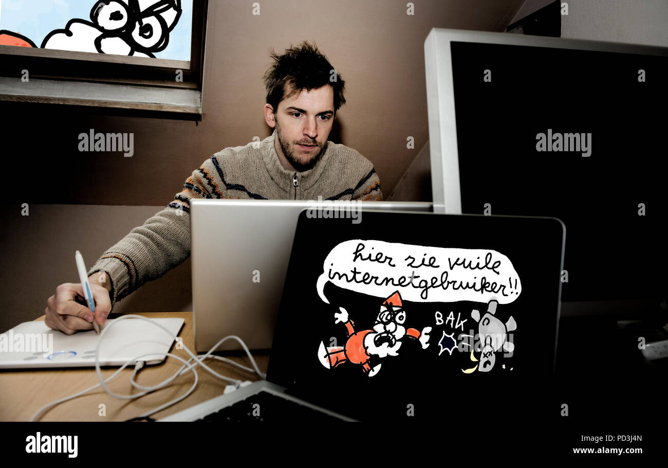 Jonas Geirnaert, créateur de l'Kabouter Wesley animation personnage dans le Man bijt Hond TV show (Belgique, 02/12/2009) Banque D'Images