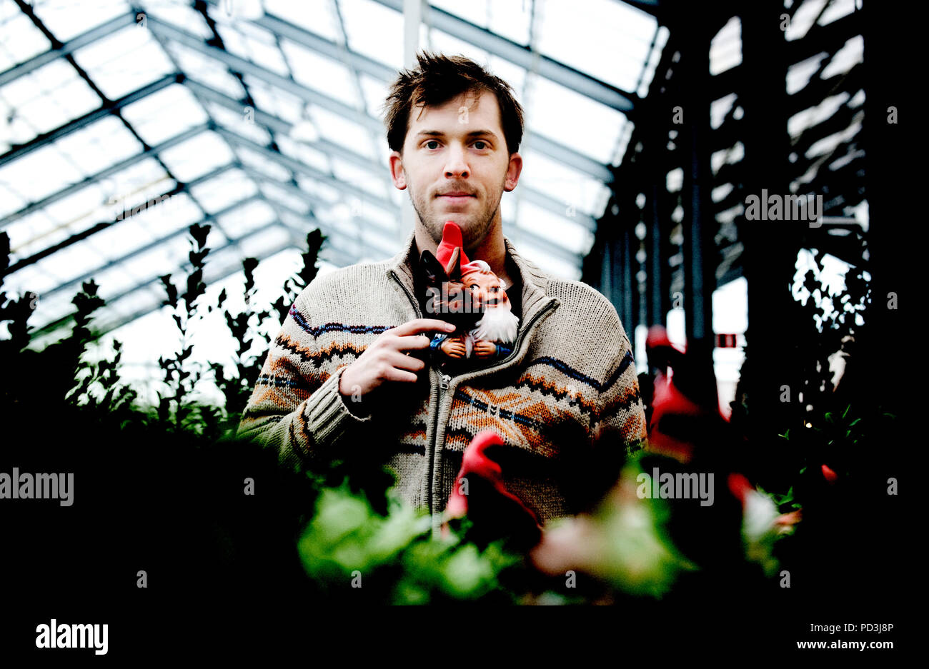 Jonas Geirnaert, créateur de l'Kabouter Wesley animation personnage dans le Man bijt Hond TV show (Belgique, 02/12/2009) Banque D'Images