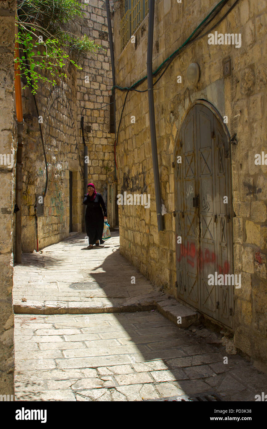 11 mai 2018 une femme musulmane en tenue islamique traditionnelle balade une petite rue latérale à la Via Dolorosa à Jérusalem Israël Banque D'Images